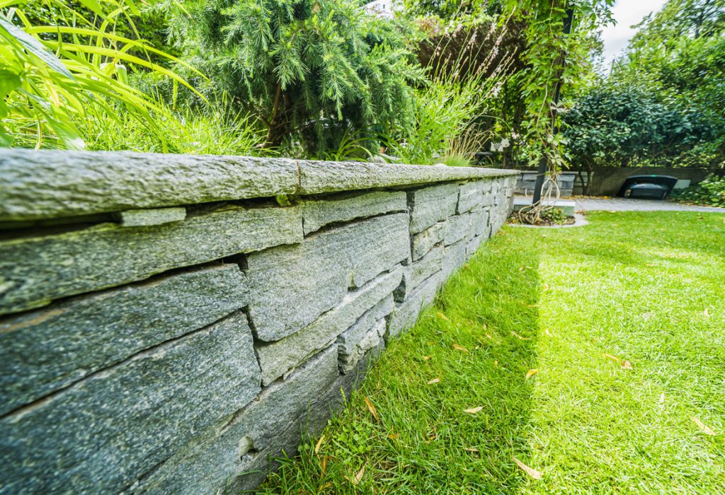 Natursteinmauer im Garten